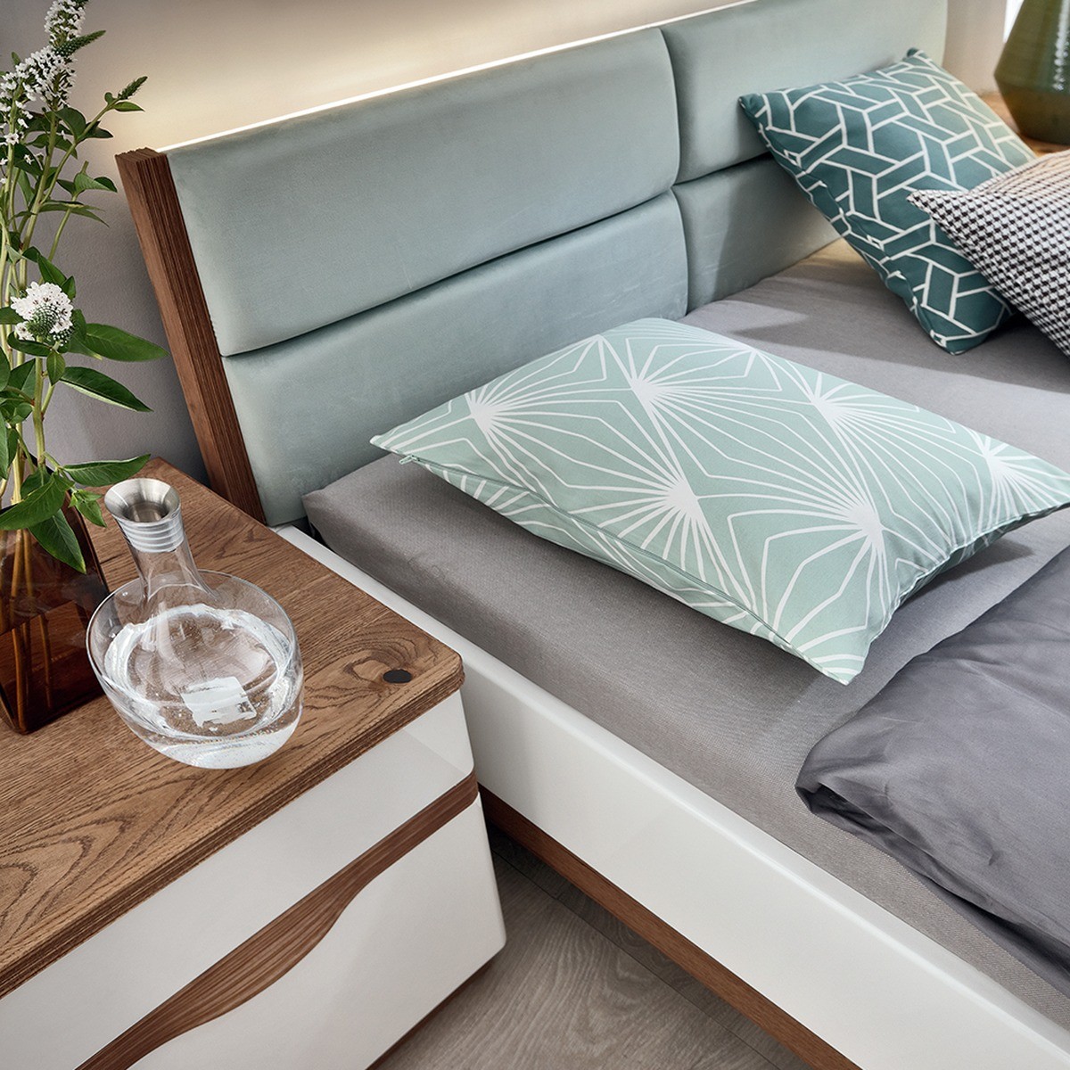 Casa Padrino luxury designer double bed white / mint green / oak 160 x 200 cm with lighting - Elegant solid wood bed - Modern bedroom furniture Casa Padrino luxury designer double bed white / mint green / oak 160 x 200 cm with lighting - Elegant solid wood bed - Modern bedroom furniture