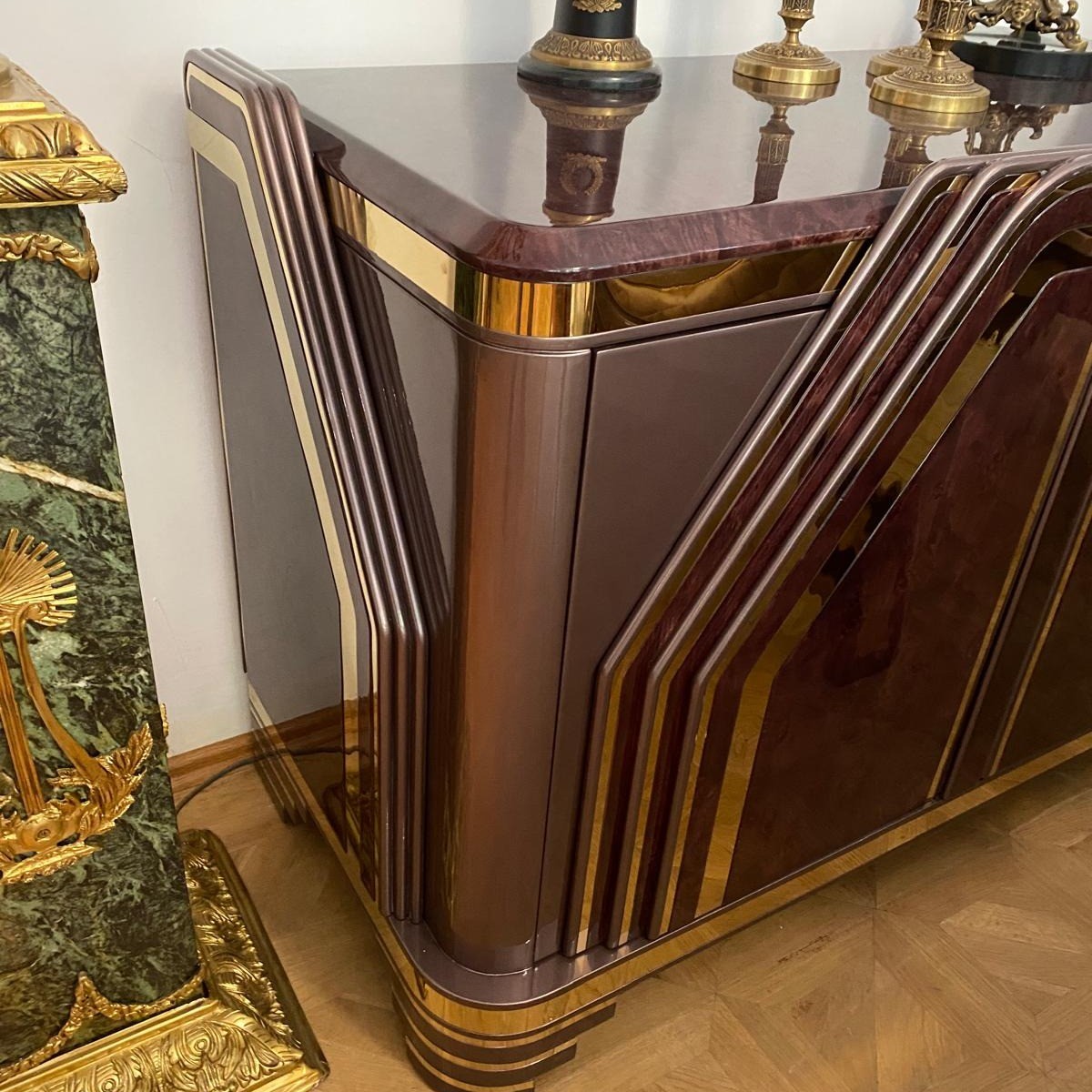 Credenza Art Déco di lusso viola-marrone oro con 4 ante Credenza Art Déco di lusso viola-marrone oro con 4 ante