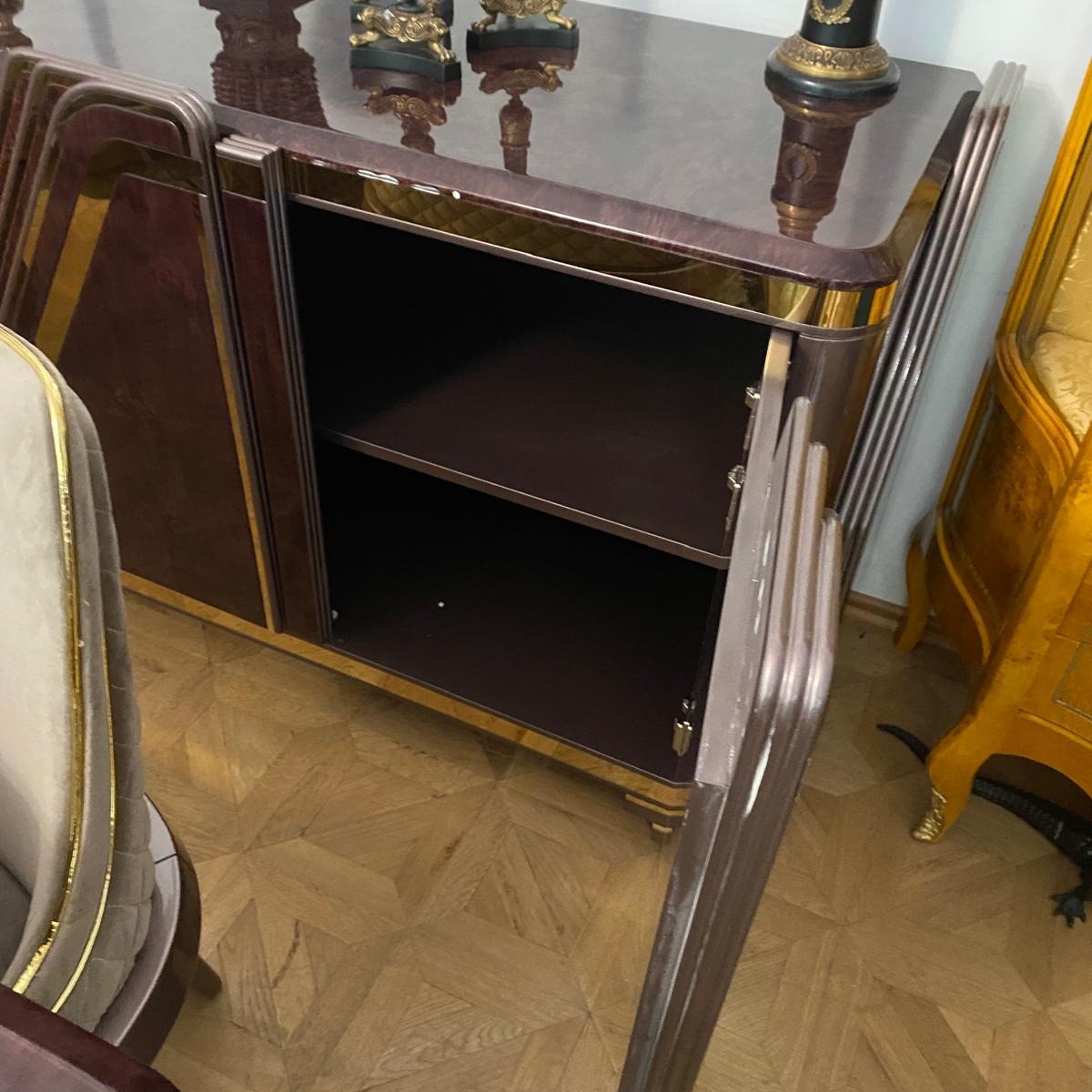 Credenza Art Déco di lusso viola-marrone oro con 4 ante Credenza Art Déco di lusso viola-marrone oro con 4 ante