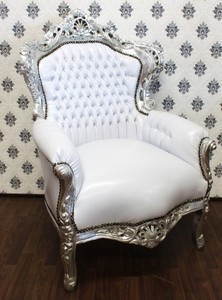 Casa Padrino Fauteuil Baroque King Blanc/Argent en Simili Cuir - 120 x 85 x 85 cm Casa Padrino Fauteuil Baroque King Blanc/Argent en Simili Cuir - 120 x 85 x 85 cm