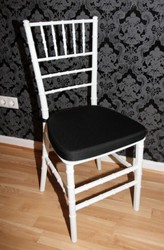 Casa Padrino Silla de Diseño en Acrílico Ghost Chair Blanca con Cojín Negro - 92,5 cm x 40 cm x 46 cm Casa Padrino Silla de Diseño en Acrílico Ghost Chair Blanca con Cojín Negro - 92,5 cm x 40 cm x 46 cm