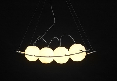 Casa Padrino Suspension Design Moderne, 4 sphères en verre teinté blanc, Argent, L 100 cm x P 36 cm x H 20 cm Casa Padrino Suspension Design Moderne, 4 sphères en verre teinté blanc, Argent, L 100 cm x P 36 cm x H 20 cm