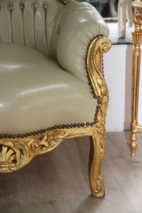 Casa Padrino Barock Sofa Garnitur Master Creme Lederoptik Gold mit Bling Bling Steinen 180 x 125 x 81 cm
