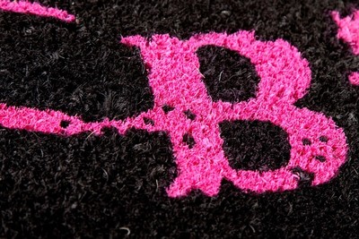 Casa Padrino Designer Fußmatte Bitch mit Schriftzug, schwarz-pink, Länge 70 cm, Breite 40 cm, Höhe 2 cm