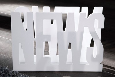 Casa Padrino Designer Zeitungsständer aus Acryl in Weiß, Höhe 29 cm, Breite 42 cm, Tiefe 11 cm