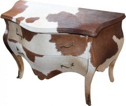 Casa Padrino Comò Barocco Pelle di Mucca Marrone/Bianco - Cassettiera in legno massello stile barocco - 120 x 55 x 85 cm Casa Padrino Comò Barocco Pelle di Mucca Marrone/Bianco - Cassettiera in legno massello stile barocco - 120 x 55 x 85 cm