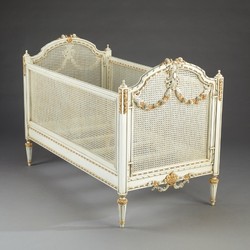 Casa Padrino Lettino per neonati barocco di lusso Louis XVI in bianco antico/oro, 152 x 78 x 108 cm Casa Padrino Lettino per neonati barocco di lusso Louis XVI in bianco antico/oro, 152 x 78 x 108 cm