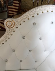 Casa Padrino Baroque Chaise Longue made of Oak Wood in White and Gold with Genuine Leather, 170 x 65 x H. 90 cm Casa Padrino Baroque Chaise Longue made of Oak Wood in White and Gold with Genuine Leather, 170 x 65 x H. 90 cm