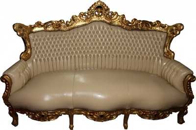 Casa Padrino Barock Sofa Wohnzimmer Couch Creme Lederoptik Leder Gold Golden Baroque Lounge PU Leather Kunstleder Furniture Interior Mobel Einrichtung Cream Casa Padrino Barock Sofa Wohnzimmer Couch Creme Lederoptik Leder Gold Golden Baroque Lounge PU Leather Kunstleder Furniture Interior Mobel Einrichtung Cream