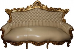 Casa Padrino Barock Sofa Wohnzimmer Couch Creme Lederoptik Leder Gold Golden Baroque Lounge PU Leather Kunstleder Furniture Interior Mobel Einrichtung Cream