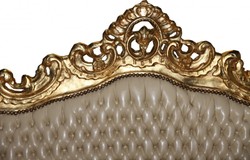 Casa Padrino Barock Sofa Wohnzimmer Couch Creme Lederoptik Leder Gold Golden Baroque Lounge PU Leather Kunstleder Furniture Interior Mobel Einrichtung Cream