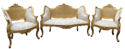 Casa Padrino Baroque Salon Bench + 2 Armchairs Cream/ Gold - Exclusive 3-piece Set - Bench 131x90x56 cm, Armchair 70x90x61 cm Casa Padrino Baroque Salon Bench + 2 Armchairs Cream/ Gold - Exclusive 3-piece Set - Bench 131x90x56 cm, Armchair 70x90x61 cm