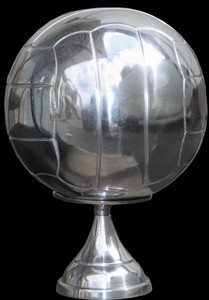 Aluminium Fußball auf Podest Footbal Handball Skulptur Sculpture Aluminium Aluminum Casa Padrino Dekoration Decoration Wohndeko