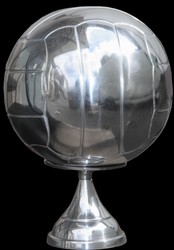 Casa Padrino Scultura di Calcio su Base in Alluminio Lucidato Argento 20 cm Deco Palla Figura Design Sport