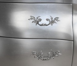 Casa Padrino Comò Barocco con 2 cassetti Mod2 Argento, Larghezza 95 cm, Altezza 86 cm, Profondità 53 cm Casa Padrino Comò Barocco con 2 cassetti Mod2 Argento, Larghezza 95 cm, Altezza 86 cm, Profondità 53 cm