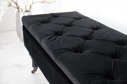 Casa Padrino Banquette Baroque avec Coffre en Noir, Velours, Pieds en Bois avec Roulettes, 110 x 40 x 40 cm Casa Padrino Banquette Baroque avec Coffre en Noir, Velours, Pieds en Bois avec Roulettes, 110 x 40 x 40 cm