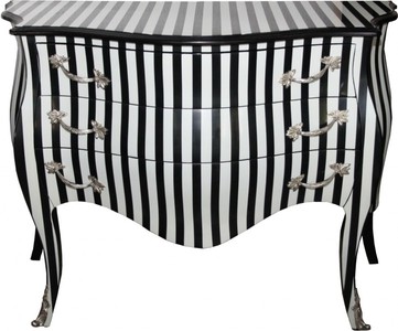 Casa Padrino Cómoda Barroca a Rayas Negro/Blanco 122 x 57 x 88 cm con Apliques de Metal Plateado Casa Padrino Cómoda Barroca a Rayas Negro/Blanco 122 x 57 x 88 cm con Apliques de Metal Plateado