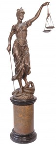 Casa Padrino Luxus Bronze Figur Justitia Skulptur auf Natursteinsockel, Höhe 190 cm Casa Padrino Luxus Bronze Figur Justitia Skulptur auf Natursteinsockel, Höhe 190 cm