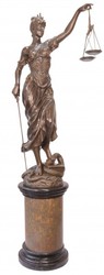 Casa Padrino Escultura de Lujo en Bronce Justitia sobre Base de Piedra Natural, Altura 190 cm Casa Padrino Escultura de Lujo en Bronce Justitia sobre Base de Piedra Natural, Altura 190 cm