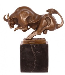 Casa Padrino Luxury Bronze Bull Figurine Modernism - Modern Sculpture on Natural Stone Base, 19.0 x 18.2 cm Casa Padrino Luxury Bronze Bull Figurine Modernism - Modern Sculpture on Natural Stone Base, 19.0 x 18.2 cm