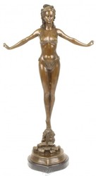 Casa Padrino Luxus Bronze Figur Frauenfigur auf Natursteinsockel - Art Deco Skulptur, 70.5 cm Casa Padrino Luxus Bronze Figur Frauenfigur auf Natursteinsockel - Art Deco Skulptur, 70.5 cm