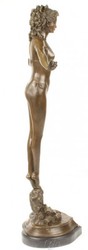 Casa Padrino Luxus Bronze Figur Frauenfigur auf Natursteinsockel - Art Deco Skulptur, 70.5 cm Casa Padrino Luxus Bronze Figur Frauenfigur auf Natursteinsockel - Art Deco Skulptur, 70.5 cm