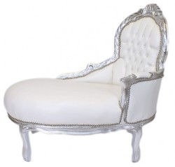 Casa Padrino Chaise Longue Baroque pour Enfant Blanc Aspect Cuir / Argent, Hauteur 93 cm, Largeur 101 cm, Profondeur 51 cm - Meubles Baroques Casa Padrino Chaise Longue Baroque pour Enfant Blanc Aspect Cuir / Argent, Hauteur 93 cm, Largeur 101 cm, Profondeur 51 cm - Meubles Baroques