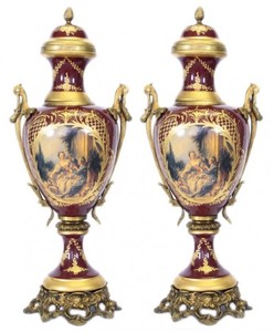 Casa Padrino Baroque Porcelain Cup Set Bordeaux Red / Gold, W 26 cm x H 63 cm, 2 Pieces, Luxury Hotel Decoration