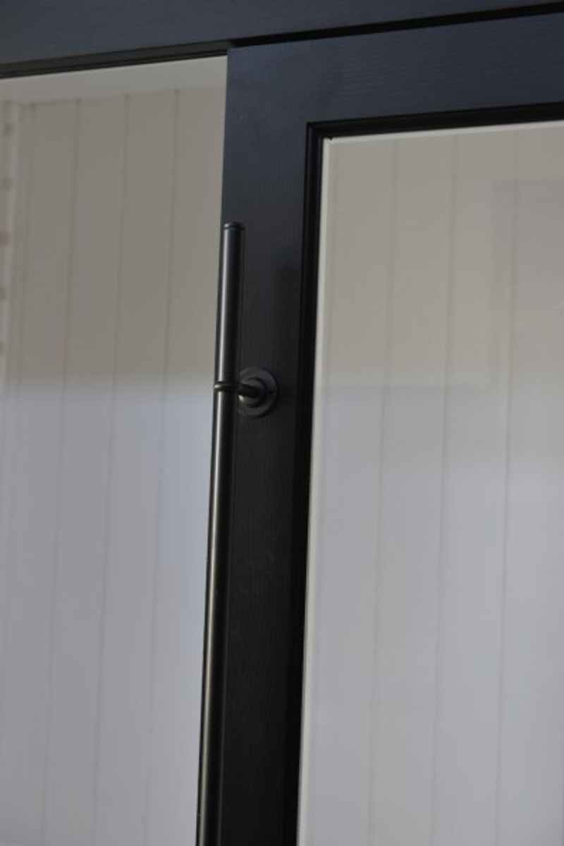Casa Padrino luxury wardrobe B 226 x H 220 cm haute couture bedroom closet with sliding glass door Black / White - Art Deco Art Nouveau hotel furniture
Casa Padrino luxury wardrobe B 226 x H 220 cm haute couture bedroom closet with sliding glass door Black / White - Art Deco Art Nouveau hotel furniture