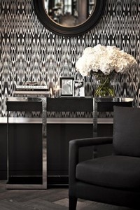 Casa Padrino Luxus Wandspiegel Neo Klassisch in Schwarz mit goldener Innenumrandung, konvex gewölbt, 75 x 75 cm