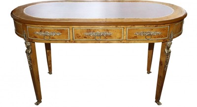 Casa Padrino Escritorio Barroco Empire de Lujo con 3 Cajones, Arce de Ojo de Pájaro & Piel sintética Burdeos, 150 x 77 x 81 cm