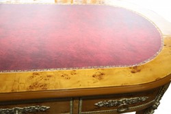Casa Padrino Scrivania Barocco Empire di Lusso con 3 Cassetti, Acero Occhiolinato & Similpelle Bordeaux, 150 x 77 x 81 cm