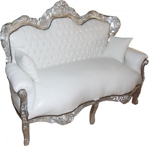 Casa Padrino Barock 2-er Sofa King Weiß Lederoptik / Silber, 160 x 70 x 123 cm, Handgefertigte Luxus Couch