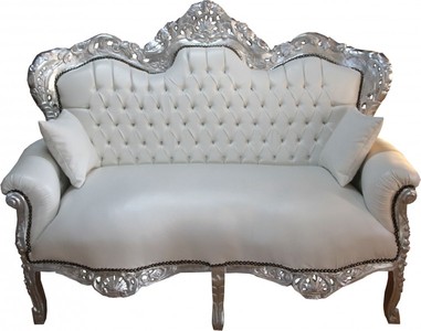 Casa Padrino Divano Barocco 2 posti King Similpelle Bianco / Argento, 160 x 70 x 123 cm, Mobile di Lusso Artigianale Casa Padrino Divano Barocco 2 posti King Similpelle Bianco / Argento, 160 x 70 x 123 cm, Mobile di Lusso Artigianale