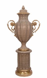 Casa Padrino Vaso Barocco in Porcellana su Piedistallo, color sabbia / bronzo, Larghezza 65,5 cm, Profondità 36,5 cm, Altezza 133,6 cm