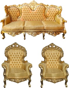 Casa Padrino Salón Barroco Versailles II Estampado Oro / Oro Antiguo - Sofá 3 plazas + 2 sillones Casa Padrino Salón Barroco Versailles II Estampado Oro / Oro Antiguo - Sofá 3 plazas + 2 sillones