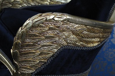 Casa Padrino Barock Lounge Sessel Eagle Feather Schwarz / Gold, 110 x 71 x 76 cm, Handgefertigter Antik Stil Sessel