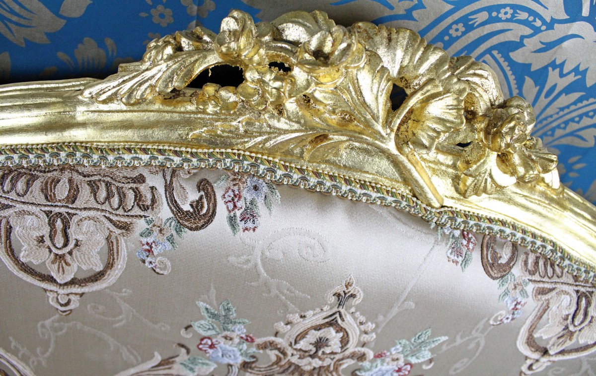 Casa Padrino Barock Sofa im italienischen Stil, Creme mit Goldmuster und Goldrahmen, 138 x 68 x 111 cm