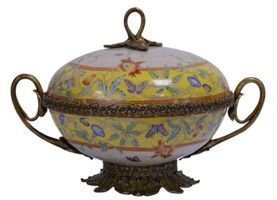 Casa Padrino Luxury Baroque Porcelain Bowl with Lid - White / Yellow / Bronze - 39 x 29 x H. 26.8 cm