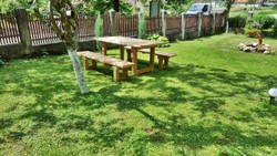 Casa Padrino Juego de muebles de jardín - Mesa rústica con patas en A + 2 bancos de jardín (Longitud: 200 cm) - Madera maciza de roble - muebles de madera maciza sólida Casa Padrino Juego de muebles de jardín - Mesa rústica con patas en A + 2 bancos de jardín (Longitud: 200 cm) - Madera maciza de roble - muebles de madera maciza sólida