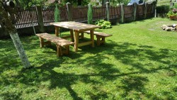 Casa Padrino Juego de muebles de jardín - Mesa rústica con patas en A + 2 bancos de jardín (Longitud: 200 cm) - Madera maciza de roble - muebles de madera maciza sólida Casa Padrino Juego de muebles de jardín - Mesa rústica con patas en A + 2 bancos de jardín (Longitud: 200 cm) - Madera maciza de roble - muebles de madera maciza sólida