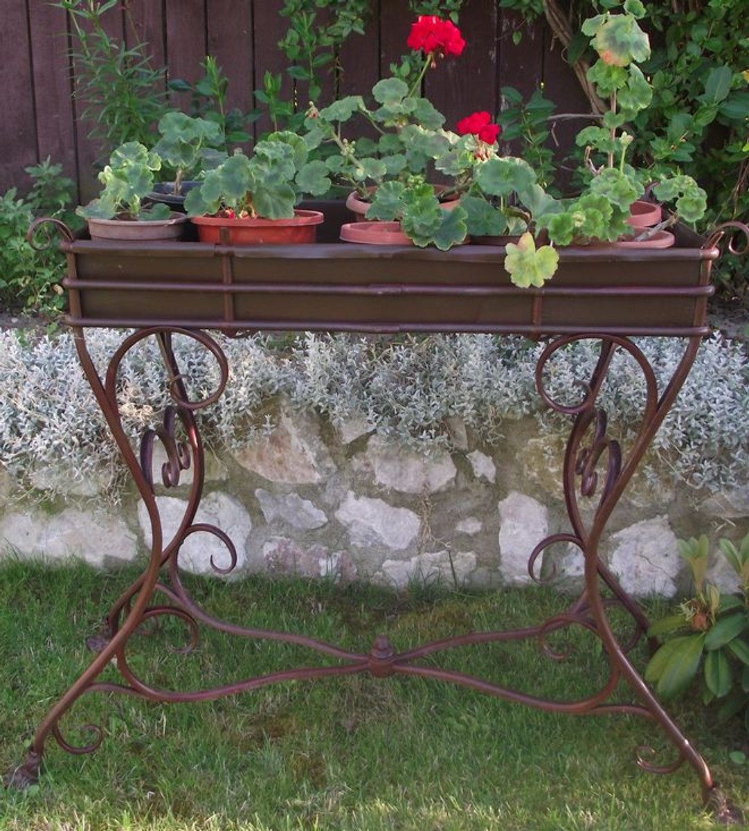 Casa Padrino Blumenständer aus Schmiedeeisen - verschiedene Farben -  113 cm x 45 cm x H83 cm - Luxus Gartenmöbel