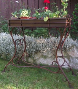 Casa Padrino Blumenständer aus Schmiedeeisen - verschiedene Farben -  113 cm x 45 cm x H83 cm - Luxus Gartenmöbel