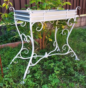 Casa Padrino camas de flores de hierro forjado - diversos colores - 113 cm x 45 cm x H83 cm - muebles de jardín de lujo Casa Padrino camas de flores de hierro forjado - diversos colores - 113 cm x 45 cm x H83 cm - muebles de jardín de lujo