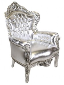 Casa Padrino Sillón Barroco King Piel Sintética Plata con Piedras Brillantes, 120 x 85 x 85 cm Casa Padrino Sillón Barroco King Piel Sintética Plata con Piedras Brillantes, 120 x 85 x 85 cm