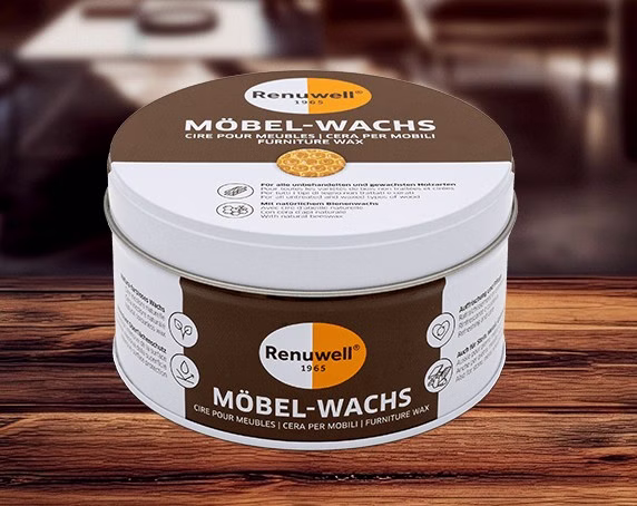 Renuwell Möbel-Wachs 500 ml Renuwell Möbel-Wachs 500 ml in einer weißen Dose mit braun-weißem Etikett auf einer rustikalen Holzoberfläche.