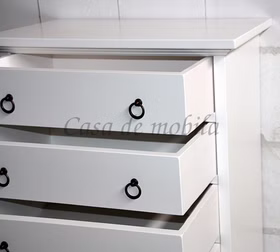 Kommode aus Holz mit Schubladen in weiss