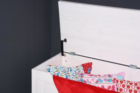 Massivholz Deckeltruhe 120x45x43cm GULDBORG Kiefer massiv weiß lasiert Casademobila Goslar Massivholz Deckeltruhe 120x45x43cm GULDBORG Kiefer massiv weiß lasiert Casademobila Goslar