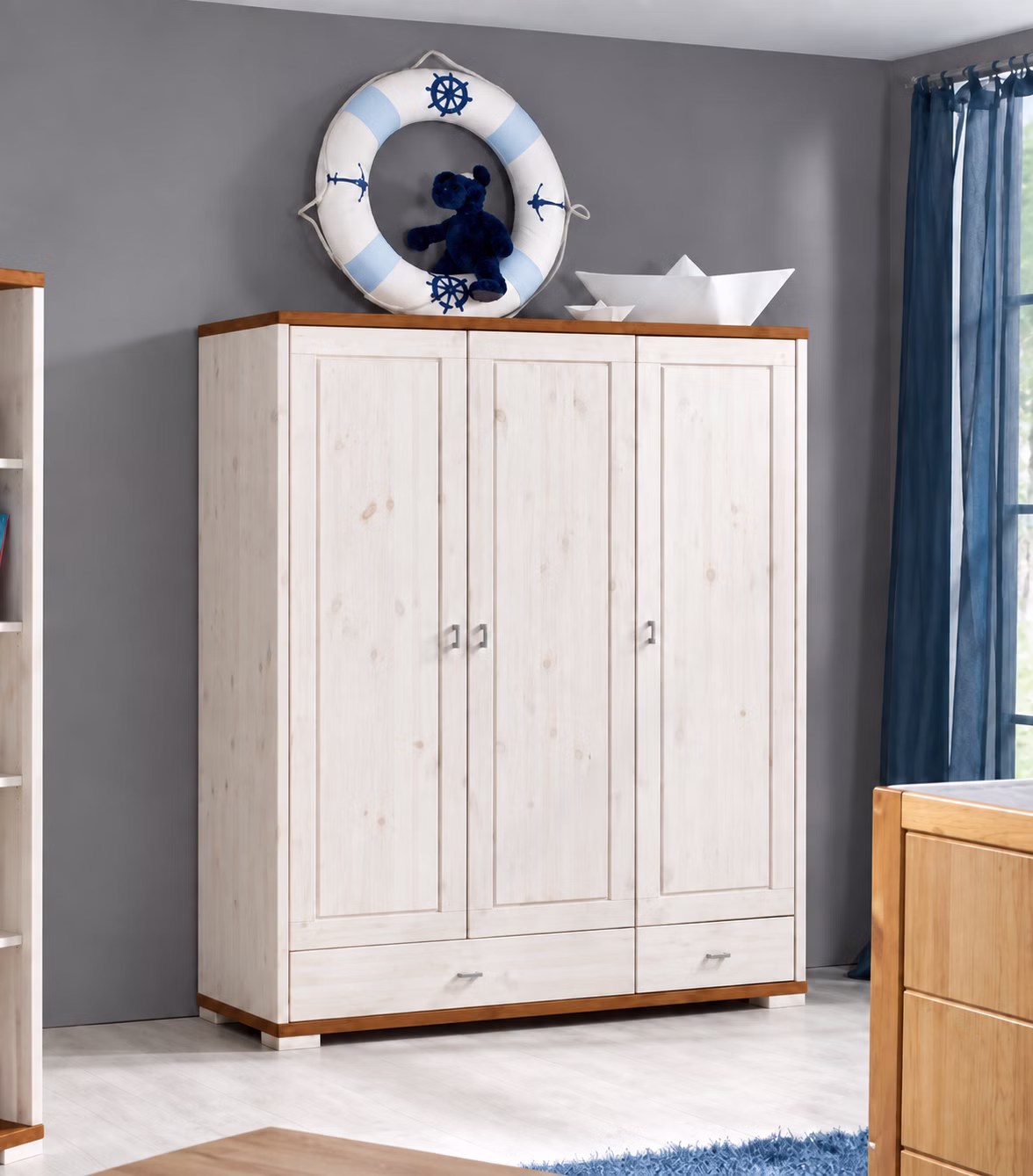 kleiderschrank-guldborg-178cm-kiefer-massiv-weiss-bernstein. 3-türiger Massivholz-Kleiderschrank GULDBORG in niedriger Höhe von 178 cm aus Kiefer massiv in Weiß und Bernsteinfarben für das Kinderzimmer.