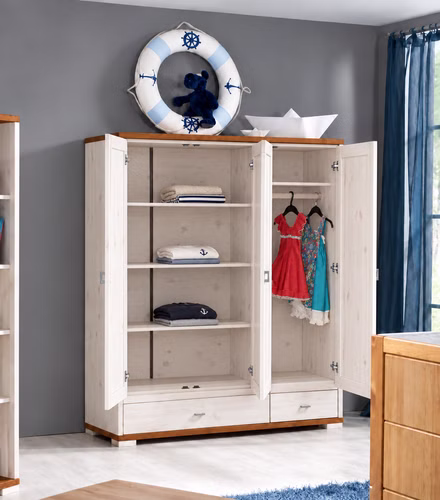 3-türiger Massivholz-Kleiderschrank GULDBORG in niedriger Höhe von 178 cm aus Kiefer massiv in Weiß und Bernsteinfarben für das Kinderzimmer.